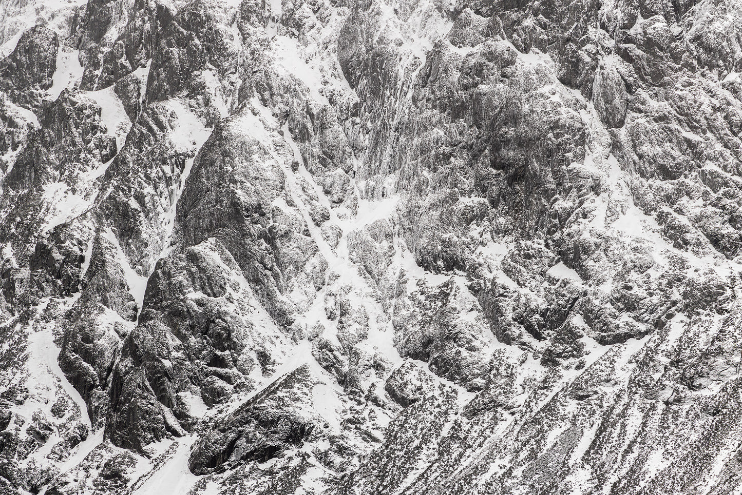 La ligne plongeante des faces de la montagne - 01
