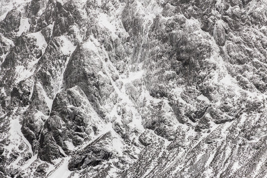 La ligne plongeante des faces de la montagne - 01